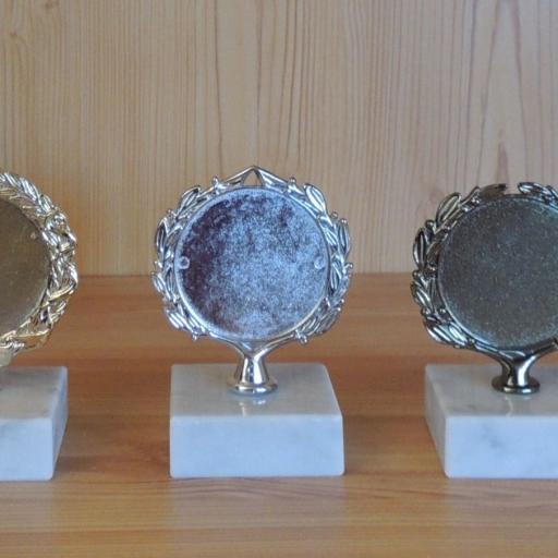 Medaille Stehend auf Marmor ca. 9,5cm #E36