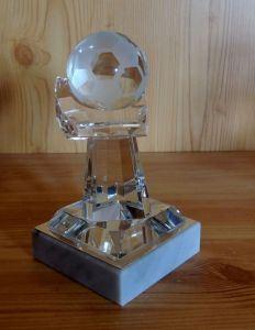 Nobelesseglas Fußball auf Hand